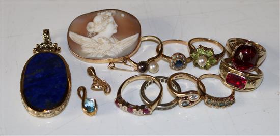 Gold dress rings, cameo and pendant